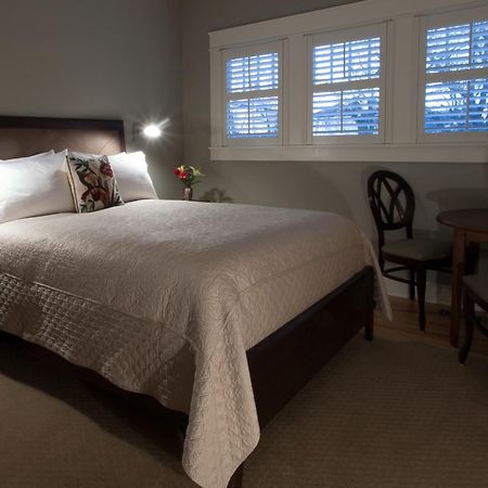 Showers Inn Bloomington Room photo