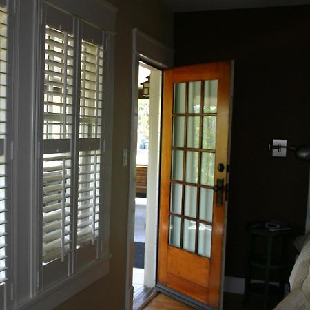 Showers Inn Bloomington Room photo