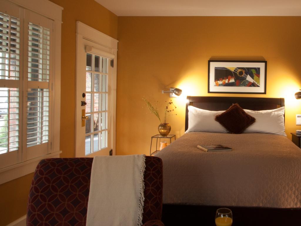 Showers Inn Bloomington Room photo